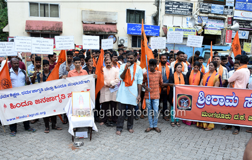 Hindu outfits stage protest against pejavar seer
